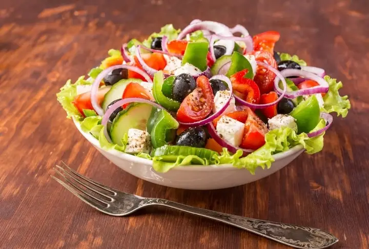 Marinara sosu eşliğinde çıtır çıtır kızarmış kalamar halkalarından oluşan bir tabak
